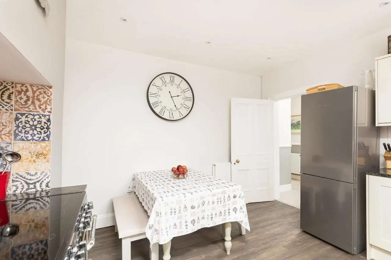 5 Bedroom Magnificent Georgian Townhouse- City Centre Bath