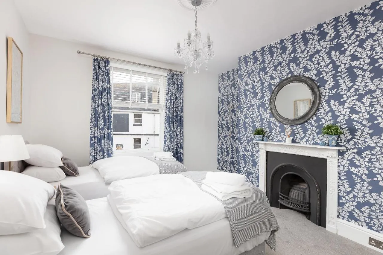 5 Bedroom Magnificent Georgian Townhouse- City Centre Bath