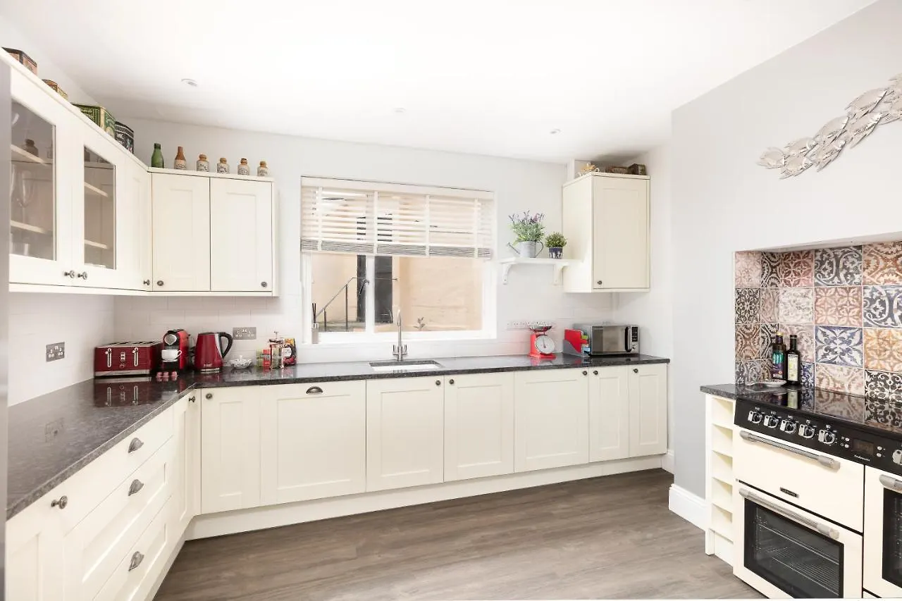 Apartment 5 Bedroom Magnificent Georgian Townhouse- City Centre Bath