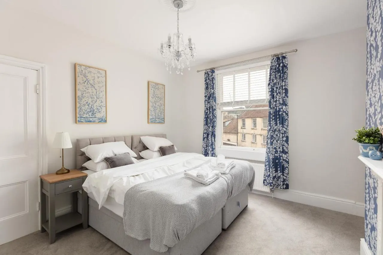 5 Bedroom Magnificent Georgian Townhouse- City Centre Bath Apartment